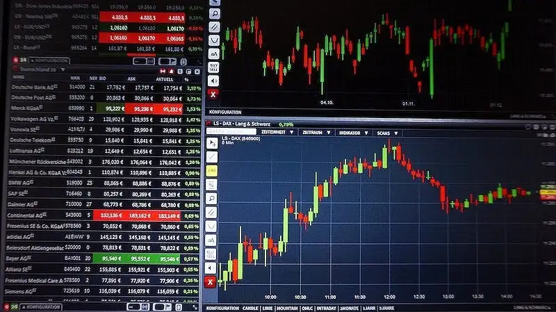 An image of a trading device that shows a forex chart and dashboard