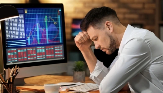 An image of a man with a distressed expression to represent the learning curve of online trading